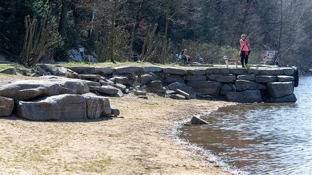 Výrazný nedostatek vody ve Velkém Boleveckém rybníku v Plzni odhalil v nebývalé míře kamenná mola a písečné pláže. (8. 4. 2020)