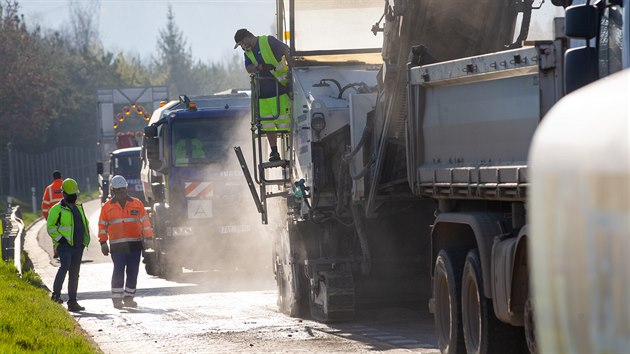 Dlnci brousili nerovnosti na pivadi k dlnici D5 u Plzn mezi Kyicemi a Ejpovicemi. (8. 4. 2020)