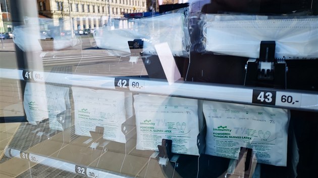 Po Brně je nově rozmístěno devět speciálních automatů. Lidé v nich najdou roušky, respirátory, rukavice a od příštího týdne také dezinfekční gely.