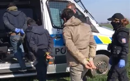 Migranty z Afriky zadreli policist na Vykovsku, kdy se pokusili utct. Skonili v zajiovac detenci.