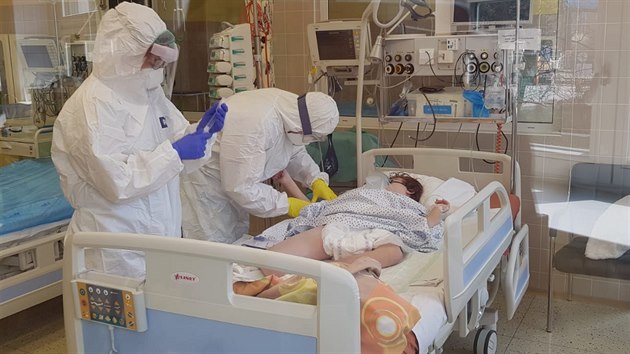 Na Klinice infekčních chorob Fakultní nemocnice Brno pečují o pacienty s koronavirem. Personál musí mít na sobě neustále ochranný oblek, aby se také nenakazil.