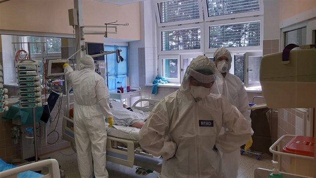 Na Klinice infeknch chorob Fakultn nemocnice Brno peuj o pacienty s koronavirem. Personl mus mt na sob neustle ochrann oblek, aby se tak nenakazil.