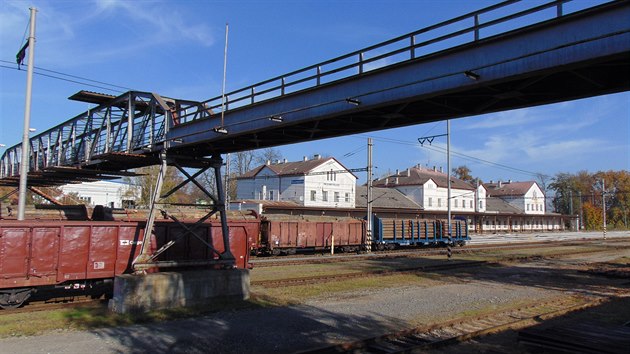 Lávka přes trať Brno - Přerov ve stanici Nezamyslice, spojnice s místním nádražím
GPS: 49.3350847N, 17.1607819E