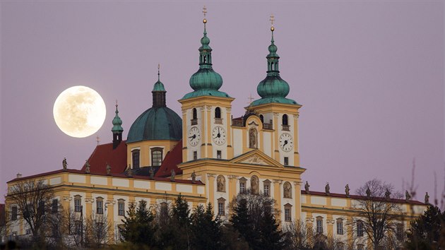 Snímek superměsíce z dubna 2020 vyfotografovaný s Bazilikou Navštívení Panny Marie na Svatém kopečku u Olomouce.