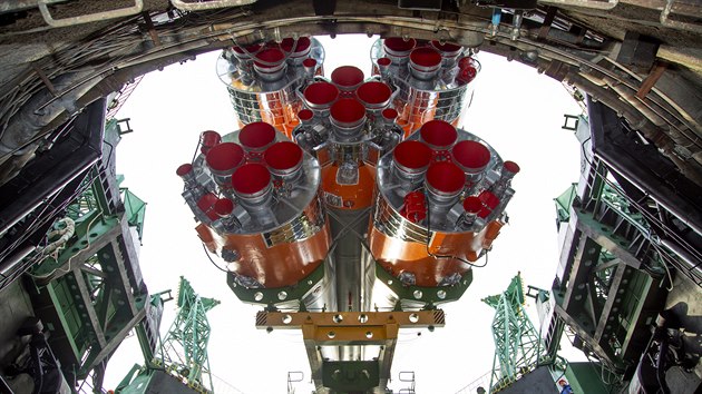 Pohled na motory rakety Sojuz 2.1a, kterou se specialist chystaj vztyit na odpalovac ramp kosmodromu Bajkonur 6. dubna 2020.