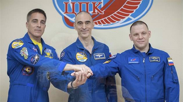 Nová posádka Mezinárodní vesmírné stanice. Zleva americký astronaut Chris Cassidy a ruští kosmonauté Anatolij Ivanišin a Ivan Vagner. K ISS vyrazili 9. dubna 2020.