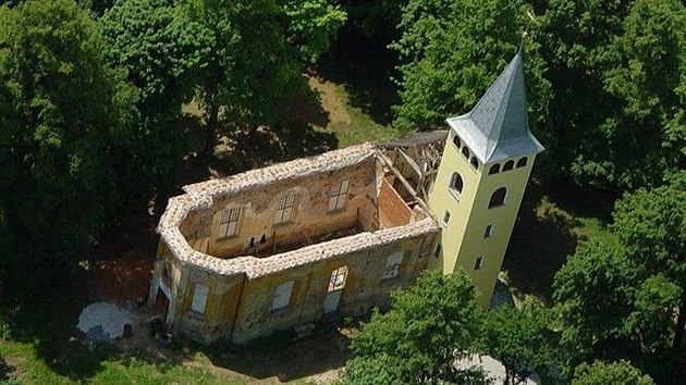 Místo zvané Vrabina, od 18. století známé jako Křížový vrch, koupil roku 1243 chotěšovský klášter.