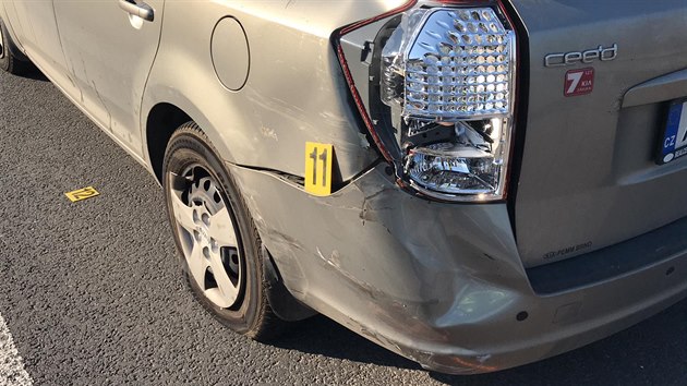 Motorkář se na D8 střetl s autem, utrpěl mnohačetná zranění (7. dubna 2020).