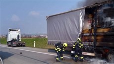 V sobotu dopoledne vzplál kamion na Praském okruhu (4. dubna 2020).