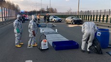 Při dopravní nehodě v Brně záchranáři museli použít ochranné obleky, u jednoho...