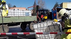 Na kruhovém objezdu v Perov hasii likvidovali únik 1200 litr hnojiva.
