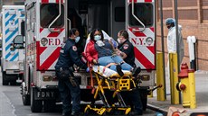 Záchranái piváejí pacientku s koronavirem do nemocnice v newyorském...