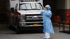 Zdravotní sestra v New Yorku si zala ven na krátkou pauzu. (5. dubna 2020)