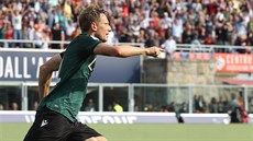 eský záloník Ladislav Krejí (Boloa) se raduje ze svého zásahu proti Laziu.