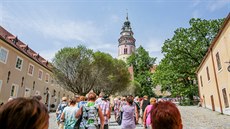 B�n� je nádvo�í pod zámeckou v�í úpln� plné.