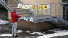 Na zábradlí schodi�t� v jihlavském obchodním centru B�ezinky vznikl Rou�kovník....