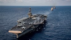 Americká letadlová lo USS Theodore Roosevelt bhem beznové plavby u Filipín