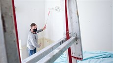 Malíský váleek vzal do rukou i editel divadla v Jablonci nad Nisou Pavel...