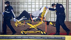Záchranáři přepravují pacienta na pohotovost v newyorském lékařském centru...