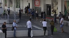 Lidé ekají v rozestupech ped panamským obchodem, aby zabránili íení...