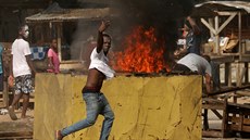 Demonstranti nií testovací centrum na koronavirus v Pobeí slonoviny, protoe...