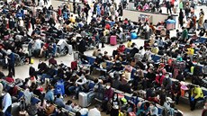 Cestující na nádra�í ve Wu-chanu. M�sto se po více jak dvou m�sících karantény...