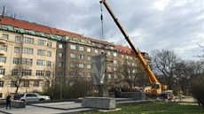 Praha 6 zaala  ráno odstraovat sochu generála Ivana Stpanovie Konva v...