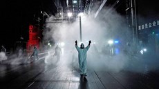 Dobrovolníci ze záchranného týmu Blue Sky dezinfikují ulice ve Wu-chanu. (3....