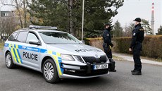 Domov pro seniory U trati v Litom��icích hlídají policisté. (3. dubna 2020)