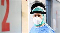 Léka v milánské nemocnici se chystá na kontrolu pacient infikovaných chorobou...