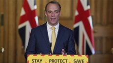 Britský ministr zahranií Dominic Raab hovoí na tiskové konferenci o...