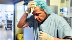 Léka na jednotce intenzivní pée v nemocnici Circolo ve Varese v Itálii (9....