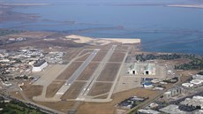 Jihovýchodní pohled na letit Moffett Field, ICAO kód KNUQ, s paralelními...