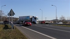 Na nebezpe�né k�i�ovatce na hlavním tahu z Loun do Mostu I/28 u Dobrom��ic...