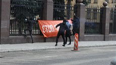 lenové strany Jiné Rusko zaútoili na eskou ambasádu v Moskv. Do budovy...