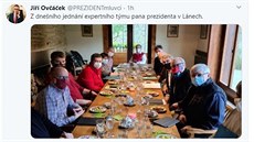 Prezident Milo Zeman (v ele stolu) se svými poradci a s pizvanými ministry...