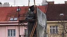 Jeáb jistí sochu marála Konva v Praze 6. Radnice ji peveze do depozitáe....