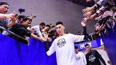 Jeremy Lin z Peking Ducks se zdraví s ínskými fanouky.