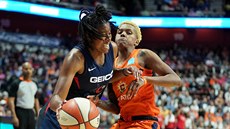 Ariel Atkinsová (vlevo) z Washingtonu úto�í kolem Courtney Williamsové z...