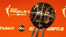 WNBA Championship Trophy p�ed finálovou sérií 2019