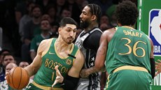 Enes Kanter (vlevo) z Bostonu se dere kolem Wilsona Chandlera z Brooklynu.