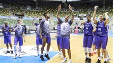 Basketbalisté Burgosu se ped prázdnými tribunami radují z postupu do...