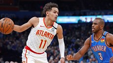 Trae Young (11) z Atlanty útoí pes Chrise Paula (3) z Oklahoma City.