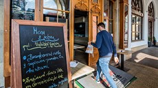 Restaurace Sport Café na hradeckém Velkém námstí rozváí zdarma objednaná...