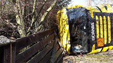 Ve Skašově na Plzeňsku se převrátila cisterna převážející naftu. Nehoda se...