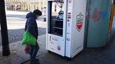 Po Brně je nově rozmístěno devět speciálních automatů. Lidé v nich najdou...