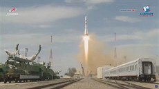 Start rakety Sojuz 2.1a s posádkou míící k Mezinárodní vesmírné stanici 9....