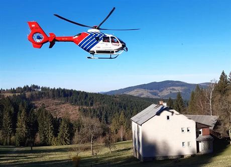 Záchranáský vrtulník letí nad Gírovou v Beskydech. (16. dubna 2020)