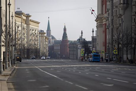 Tém prázdná Tverská ulice v Moskv by za normálních okolností byla plná aut....