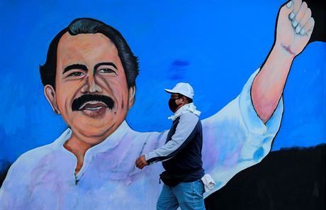 Momentka z ulic msta Managua: nikaragujský prezident Daniel Ortega na pozadí...
